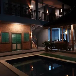 2* Pensión Kayu Tua